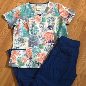 Multicolored & pattern UA Scrub top size medium